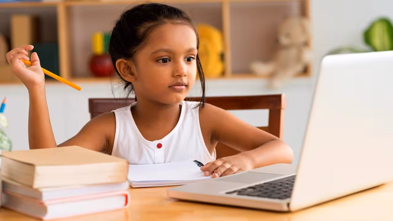 Free Online Education | ఆన్లైన్లో చదువు ఉచితం.. అయినా లక్షల ఫీజులు ఎందుకు కడుతున్నారు? భవిష్యత్తులో స్కూళ్లు ఉంటాయా?