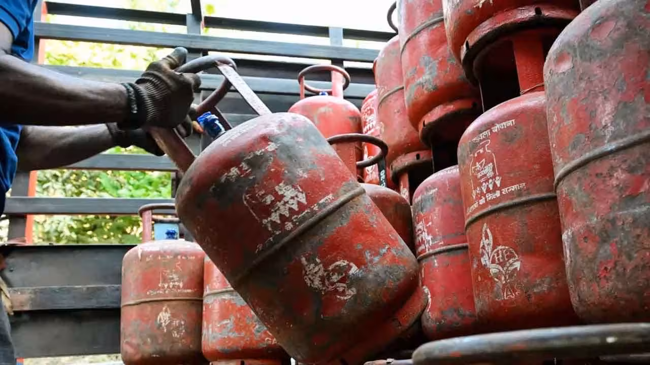 LPG | ఎల్పీజీ సిలిండర్ ధరలు పెంపు..? కేంద్రం కొత్త ప్లాన్తో వినియోగదారులపై భారం..?
