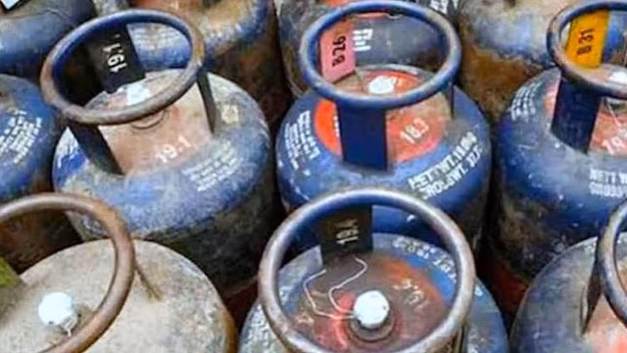 LPG Cylinder Price | వరుసగా రెండో నెల.. తగ్గిన కమర్షియల్ గ్యాస్ సిలిండర్ ధర