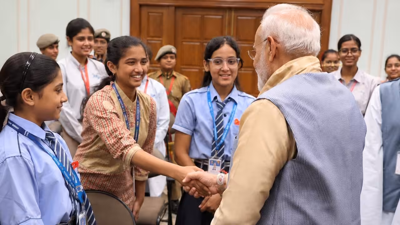 Telugu Student Ties Rakhi to Modi | ప్రధాని మోదీకి ఢిల్లీలో రాఖీ కట్టిన తెలుగు విద్యార్థిని