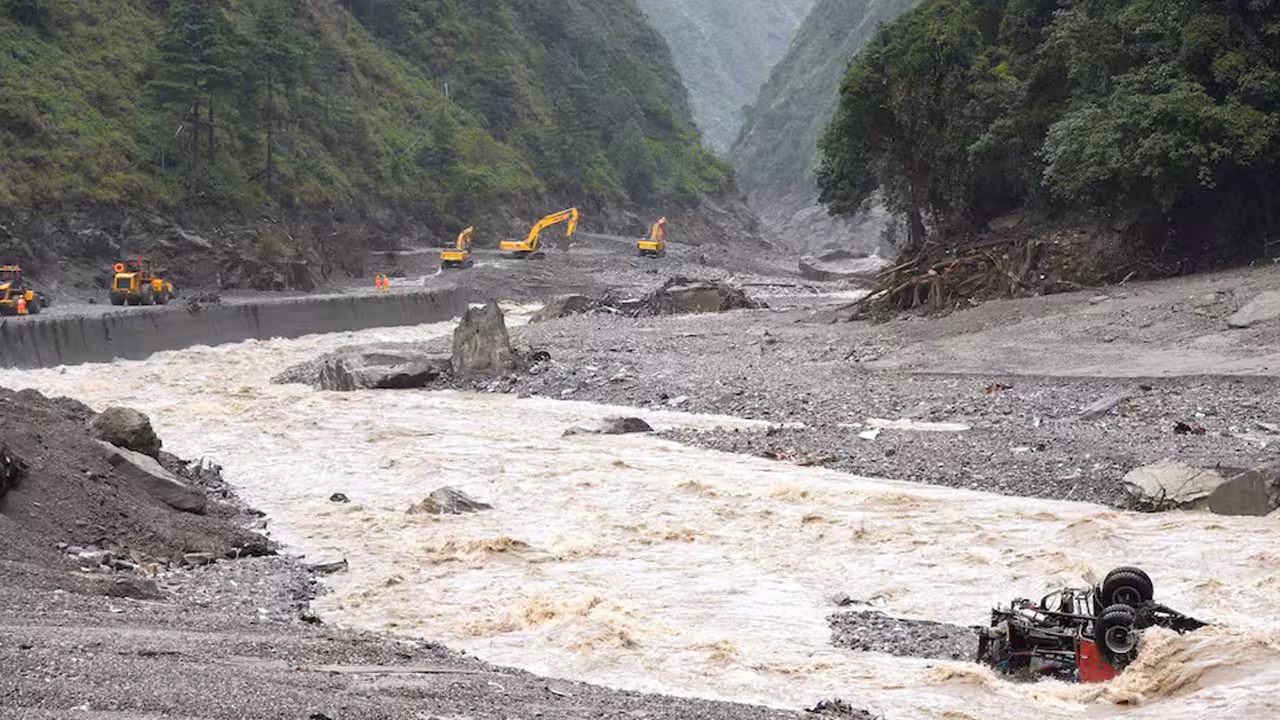 Nepal Floods 2026 Death Toll | నేపాల్లో ఆగని మృత్యుఘోష: 300 మంది భారతీయుల గల్లంతు.. విరుచుకుపడనున్న మరో ‘గ్లేసియర్’ ముప్పు