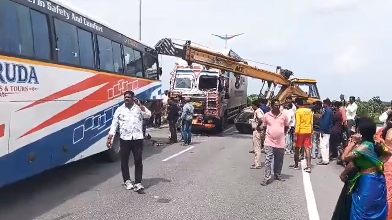 Nizamabad Road Accident | తీర్థయాత్రలో తీవ్ర విషాదం: డివైడర్పై సేదతీరుతుండగా.. మృత్యువులా దూసుకొచ్చిన లారీ