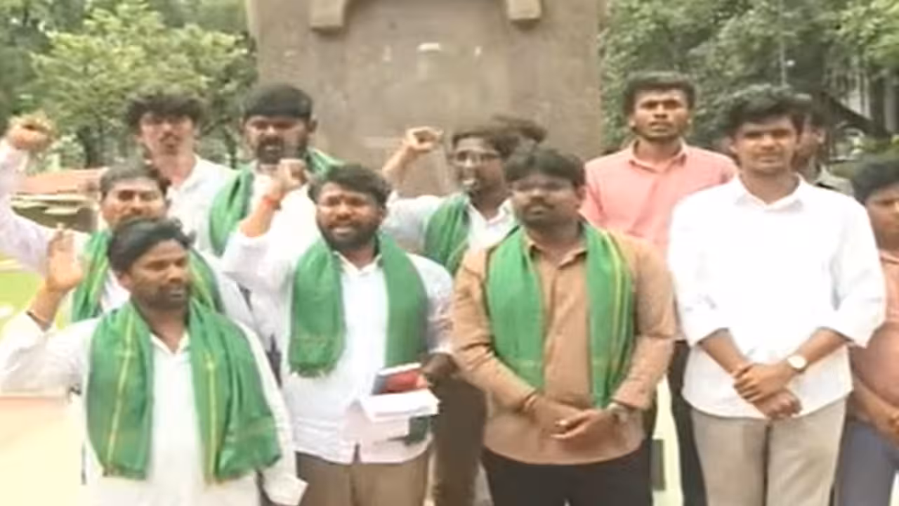 OBC Leaders Support Konda Surekha | కాంగ్రెస్లో ముదురుతున్న ‘కొండా’ ఎపిసోడ్: సురేఖకు ఓబీసీ సంఘం అండ.. అధిష్ఠానం తీరుపై ఫైర్!