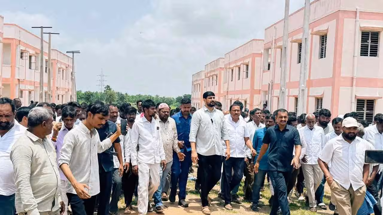 MLA Padi Kaushik Reddy | డబుల్ బెడ్రూం ఇళ్లపై ఇంత నిర్లక్ష్యమా..?