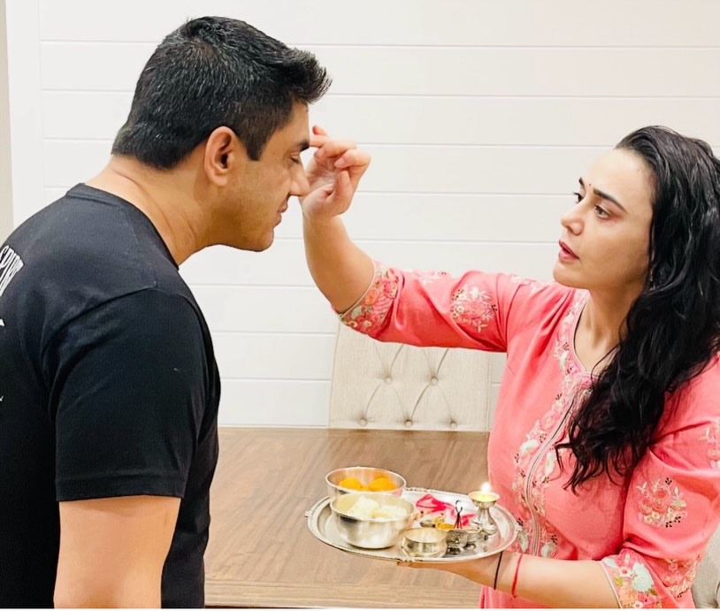 బాలీవుడ్ సీనియర్ హీరోయిన్ ప్రీతి జింటా రక్షా బంధన్ వేడుకల అమెరికాలో జరుపుకుంది. సోదరుడితో ఈ పండుగను సెలబ్రేట్ చేసుకుంది.