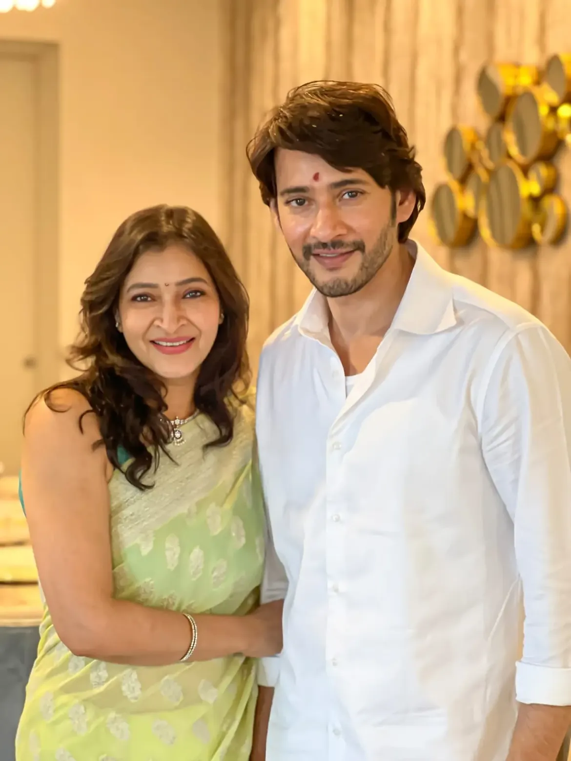 రాఖీ పౌర్ణమి సందర్భంగా తమ్ముడు మహేష్బాబుతో దిగిన ఫొటోను మంజుల ఘట్టమనేని ఇన్స్టాగ్రామ్లో పోస్ట్ చేసింది.