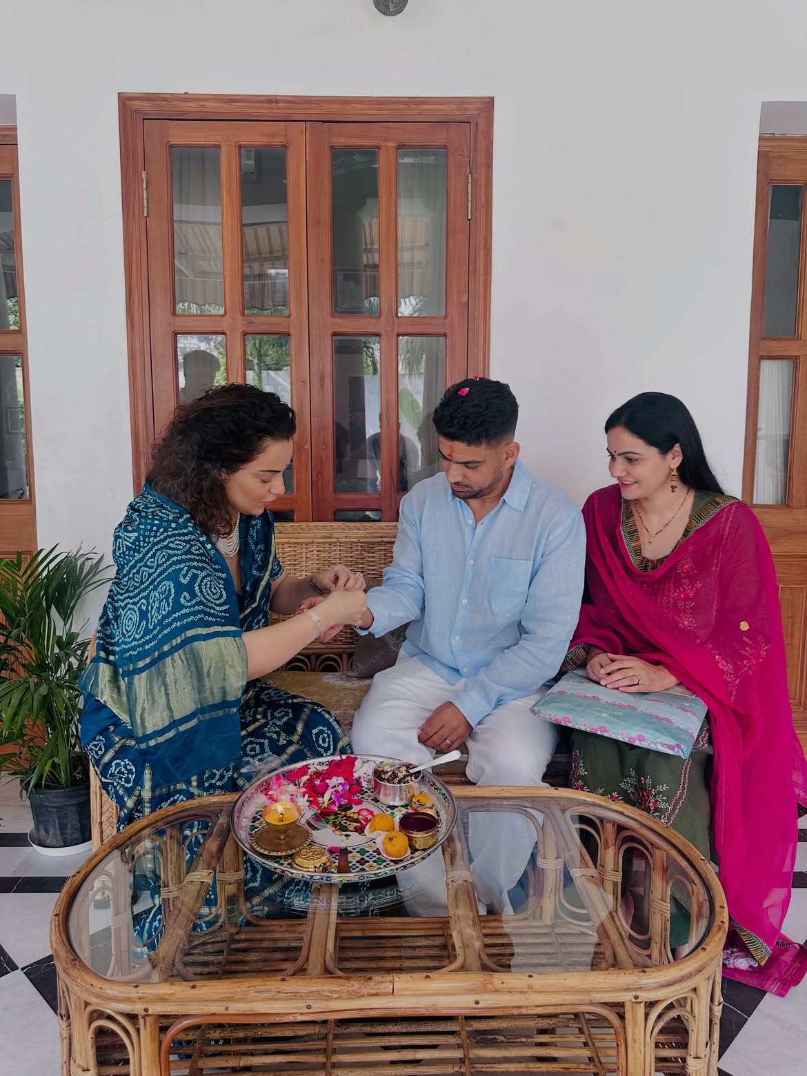 రక్షా బంధన్ వేడుకలను ట్రెడిషనల్గా జరుపుకుంది బాలీవుడ్ నటి బీజేపీ ఎంపీ కంగనా రనౌత్. తమ్ముడికి రాఖీ కట్టింది.