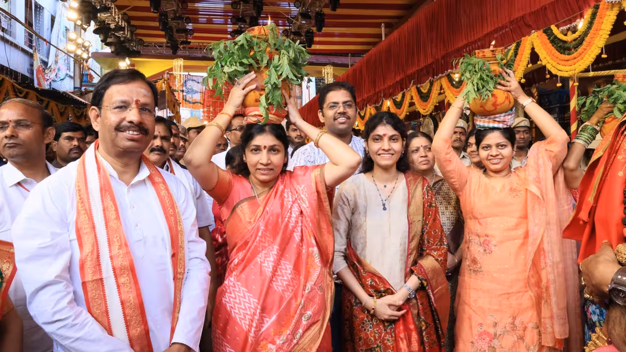 VC Sajjanar | ప్రశాంత వాతావరణంలో వైభవంగా బోనాల ఉత్సవాలు: సీపీ సజ్జనర్