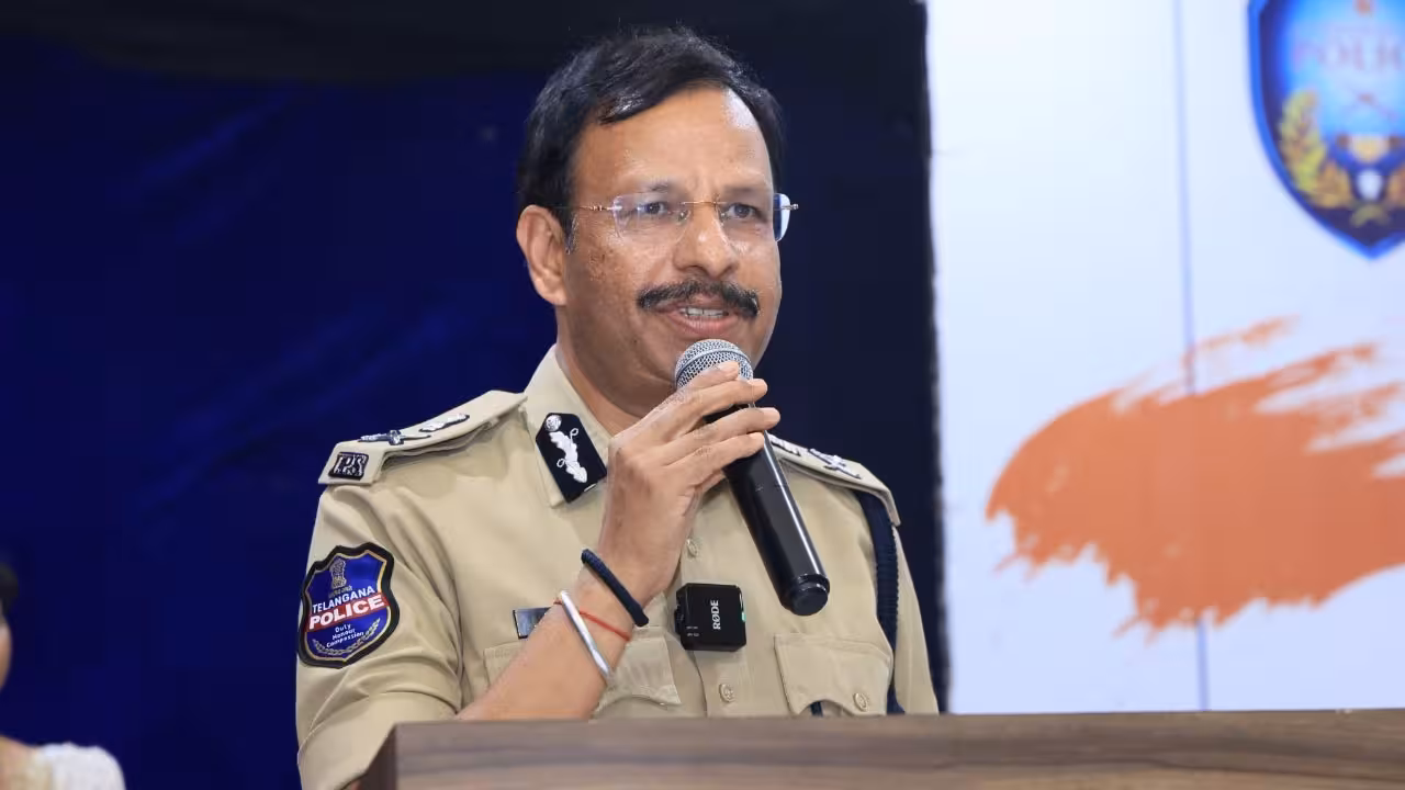 VC Sajjanar Cyber Crime Warning | డిజిటల్ అరెస్ట్ పేరుతో రోజుకు కోటి రూపాయలు కొల్లగొడుతున్నారు