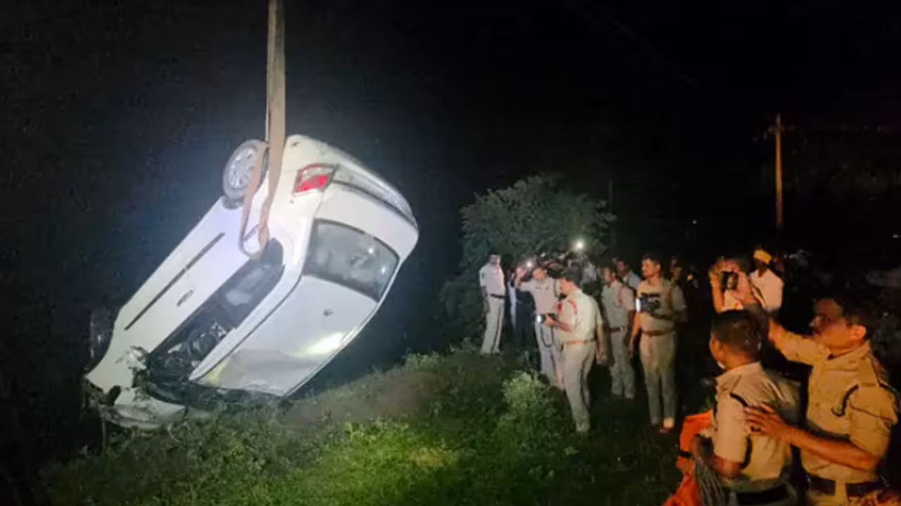 Dubbaka | బావిలోకి దూసుకెళ్లిన కారు.. ఇద్దరు పిల్లలు సహా దంపతులు మృతి
