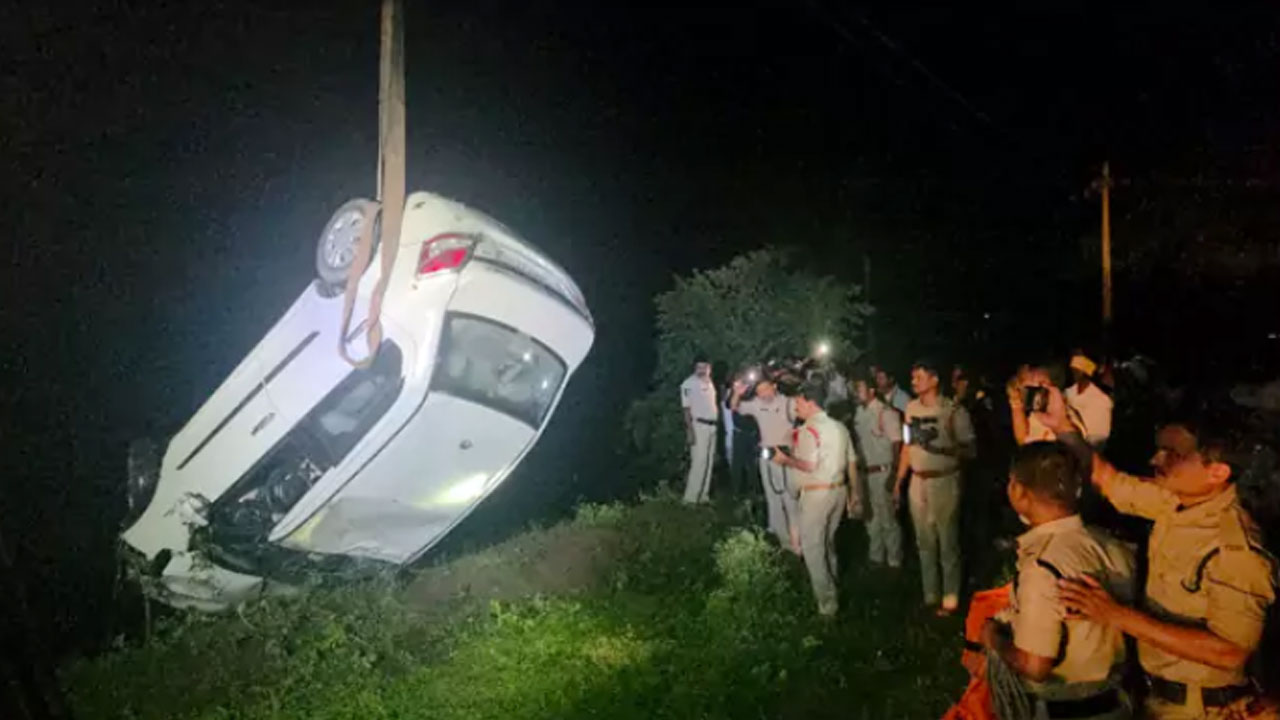 Dubbaka | బావిలోకి దూసుకెళ్లిన కారు.. ఇద్ద‌రు పిల్ల‌లు స‌హా దంప‌తులు మృతి