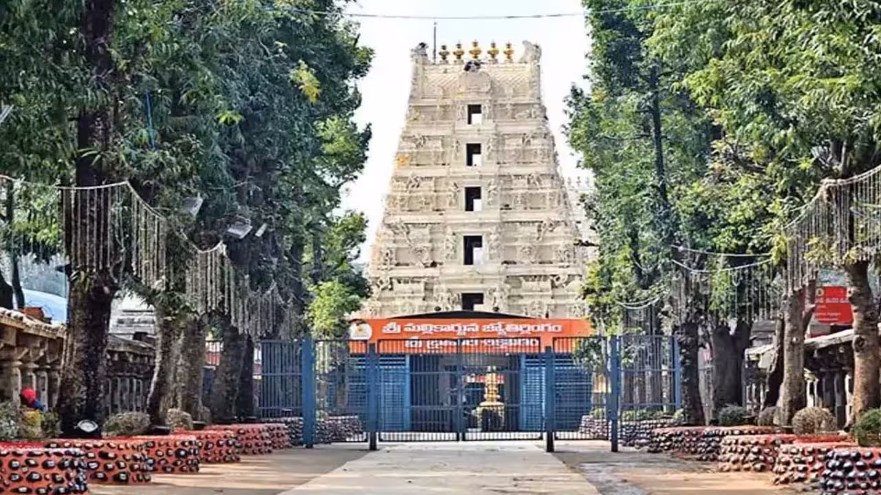 Srisailam | భక్తుల సౌకర్యార్థం.. శ్రీశైల మల్లికార్జునుడి దర్శన వేళల్లో మార్పులు