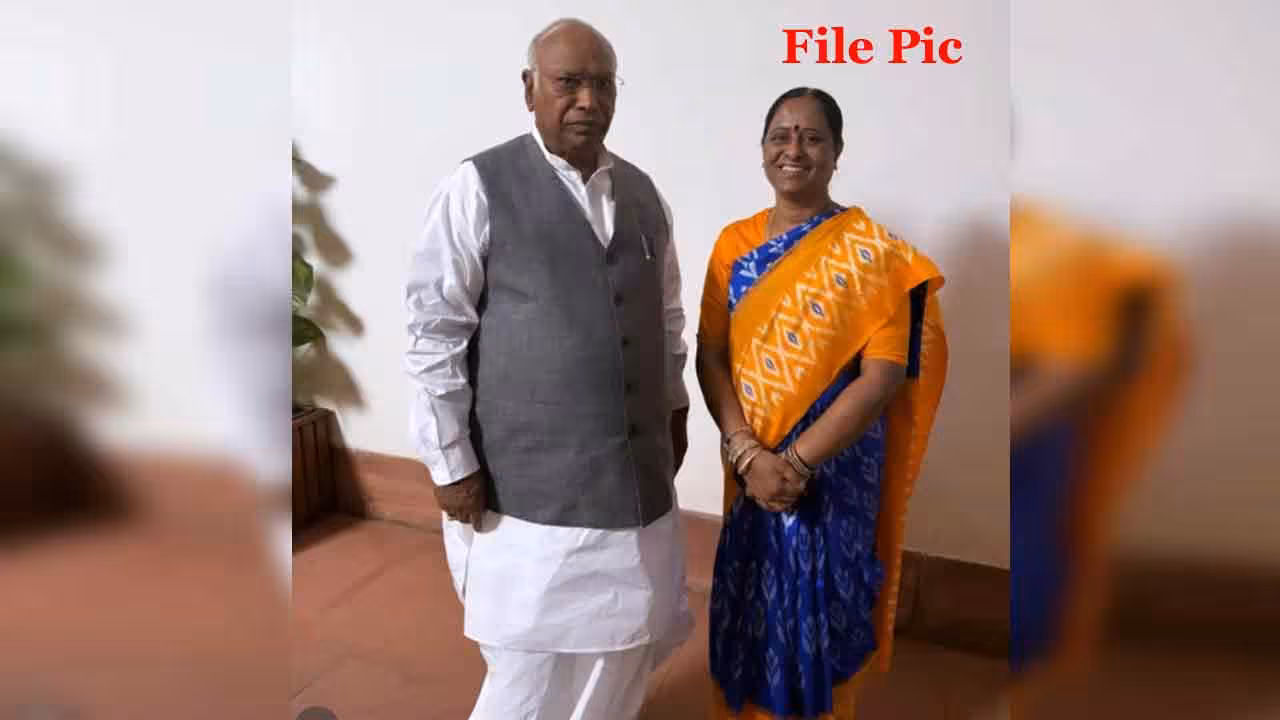 Konda Surekha | ఏఐసీసీ చీఫ్ మల్లికార్జున ఖర్గేతో మంత్రి కొండా సురేఖ భేటీ..!