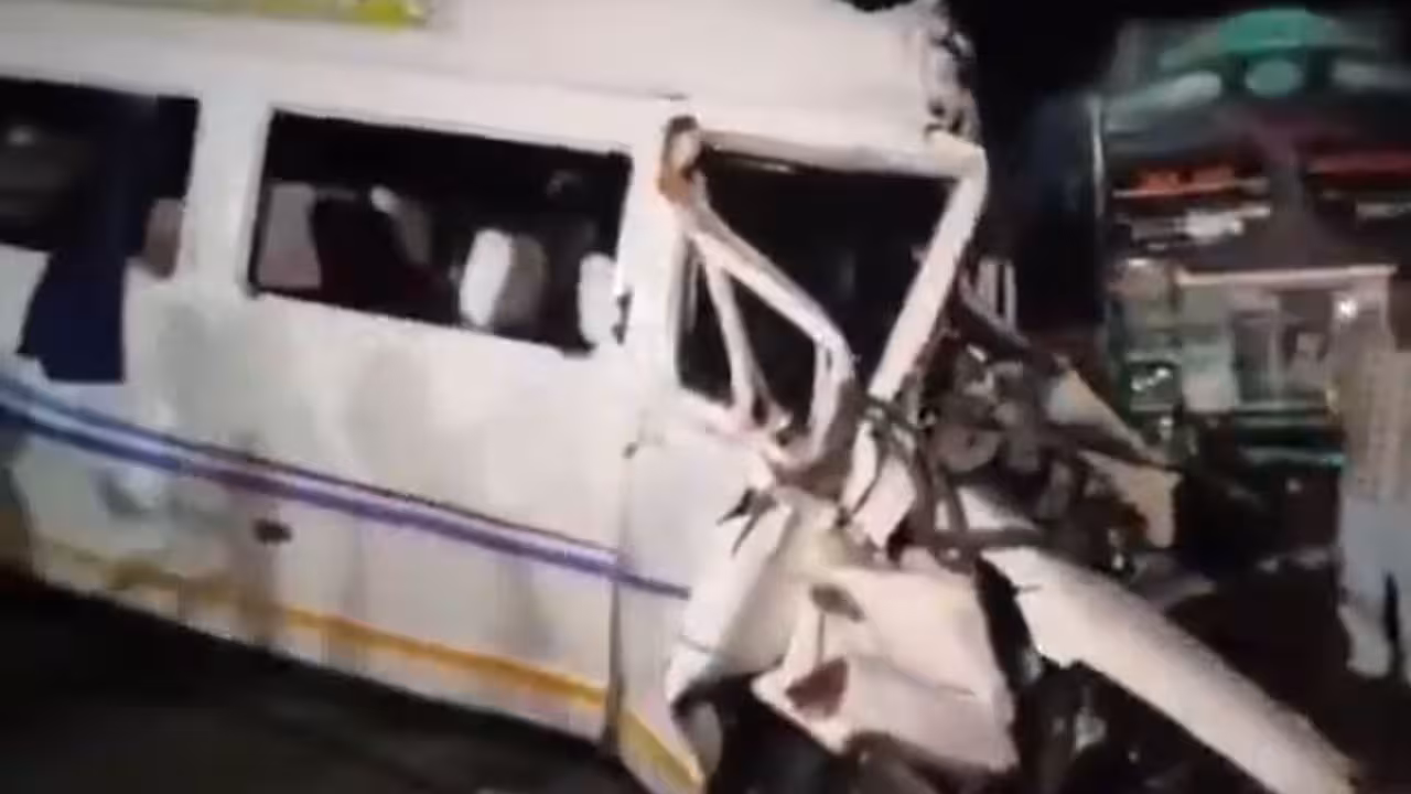 Road Accident | లారీని ఢీకొట్టిన మినీ బస్సు.. డ్రైవర్ సహా ఆరుగురు దుర్మరణం