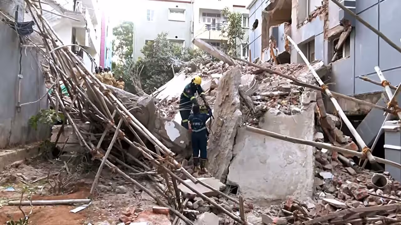 Gachibowli Building Collapse | టౌన్ప్లానింగ్ అధికారిపై వేటు.. బిల్డర్పై కేసు.. అంజయ్యనగర్లో కొనసాగుతున్న సహాయక చర్యలు