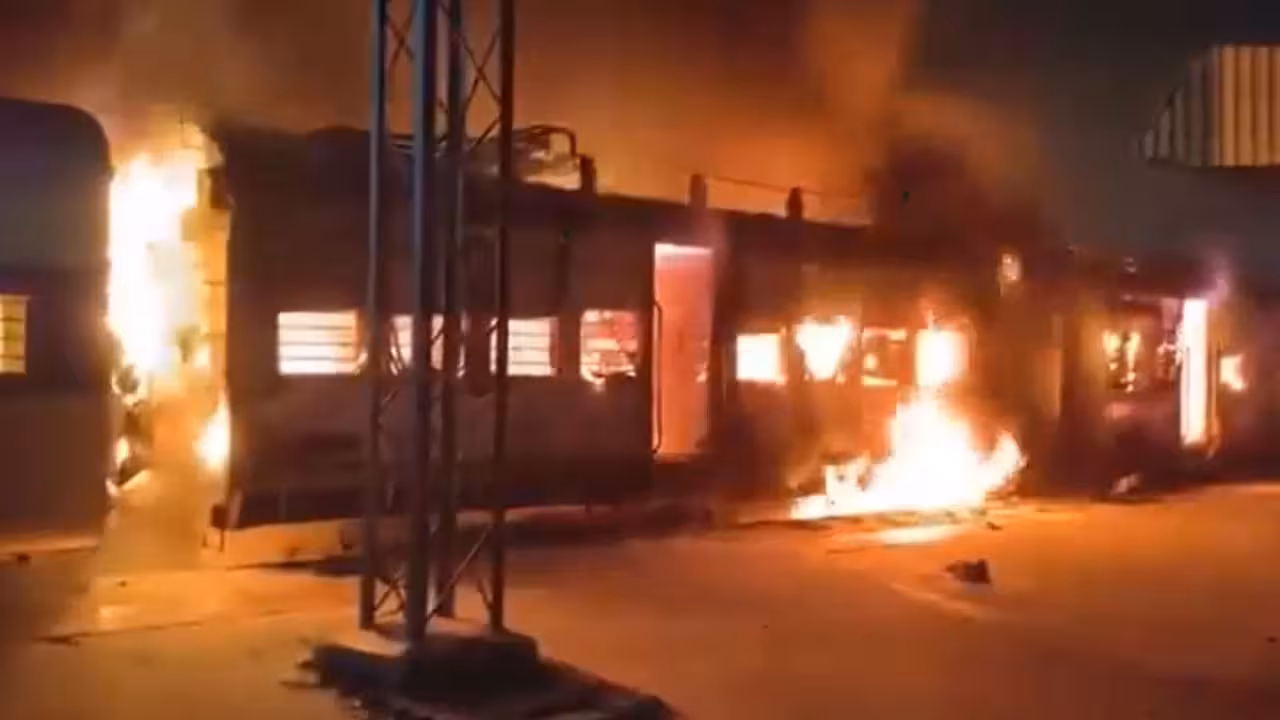 Train Fire | తప్పిన ప్రాణనష్టం.. ప్యాసింజర్ రైలులో చెలరేగిన మంటలు.. మూడు బోగీలు దగ్ధం