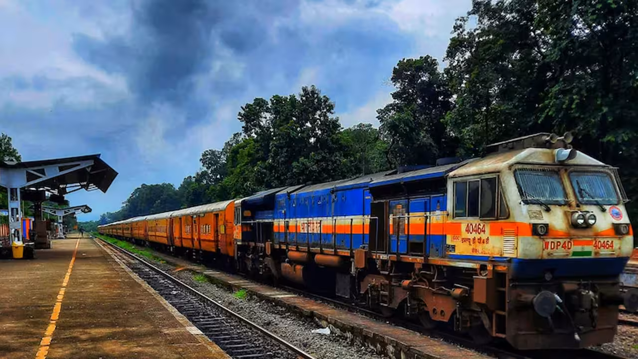 Monsoon Train Journeys India | వానాకాలంలో ప్రకృతి ఒడిలో రైలు ప్రయాణం.. ఈ 7 రూట్లలో ఎప్పుడైనా వెళ్లారా?