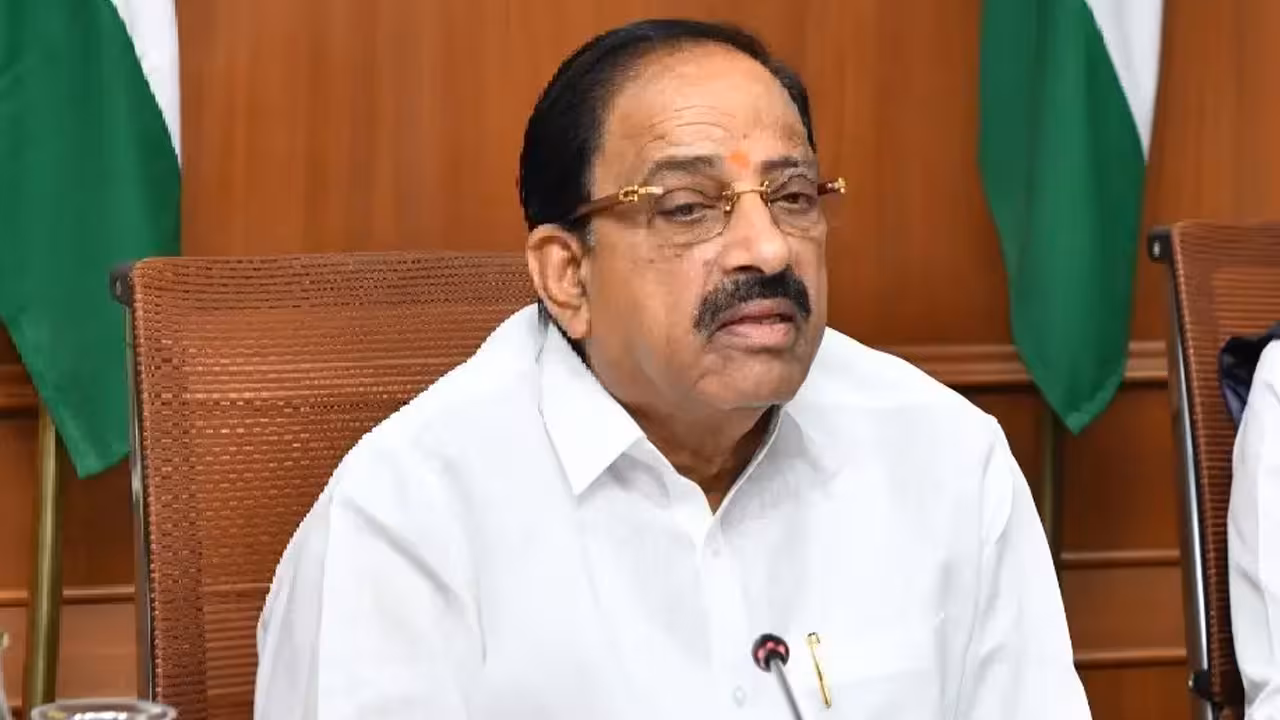 Urea price impact Telangana | రైతన్నలూ.. తక్కువ ధరకు దొరికే యూరియాను వాడకండి.. నేల ఆరోగ్యం దెబ్బతింటుంది