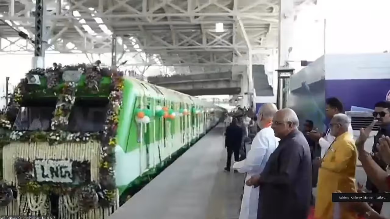 LNG Rail | దేశంలోనే తొలిసారిగా పట్టాలెక్కిన ఎల్ఎన్జీ రైలు..