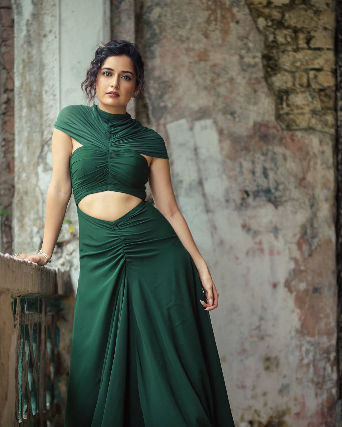 Ashika Ranganath | స్ట్రైప్స్ సారీలో ఆషికా రంగనాథ్.. అందంతో చూపు తిప్పుకోనివ్వడం లేదుగా..! - Image 26