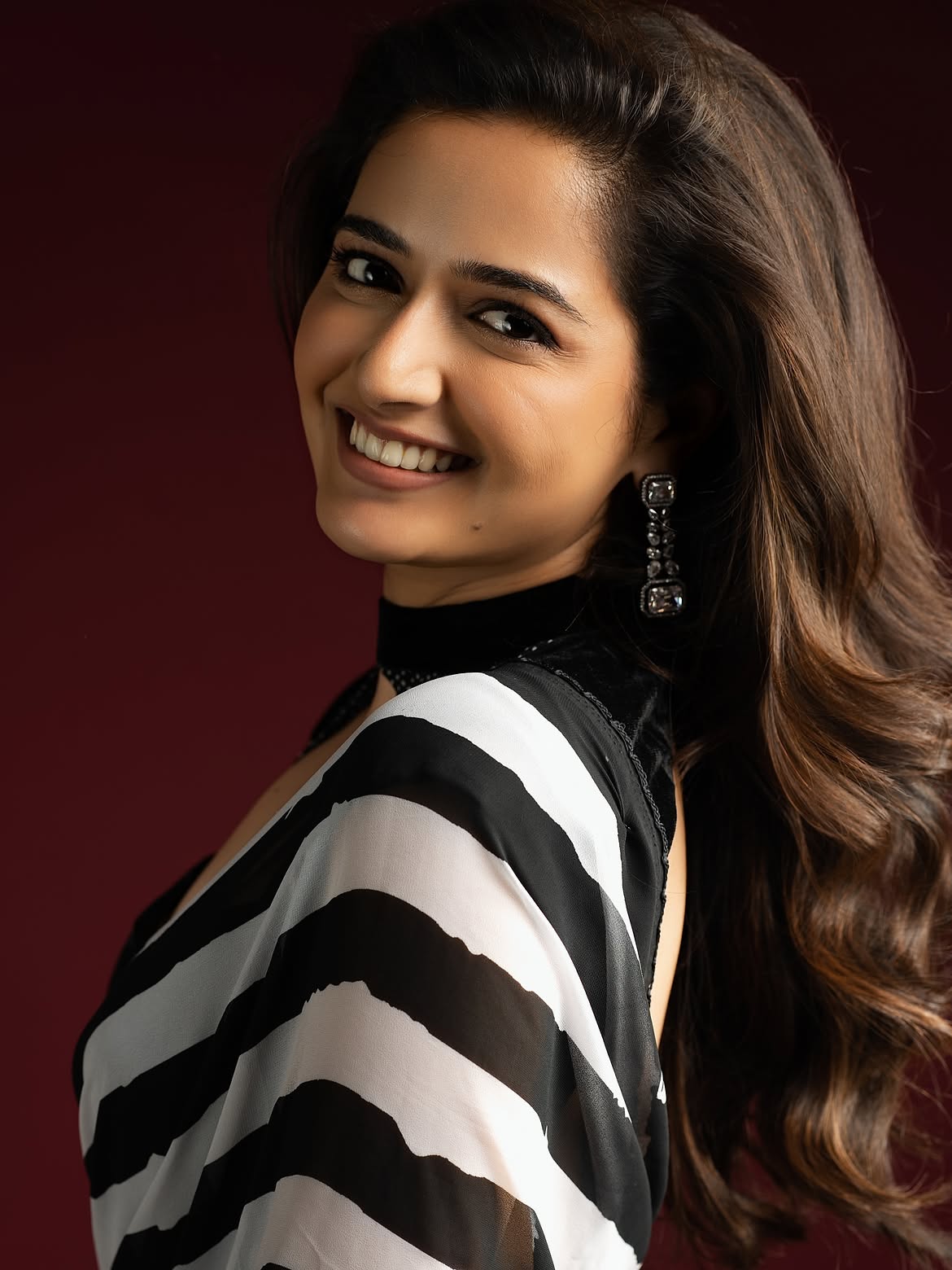 Ashika Ranganath | స్ట్రైప్స్ సారీలో ఆషికా రంగనాథ్.. అందంతో చూపు తిప్పుకోనివ్వడం లేదుగా..! - Image 3
