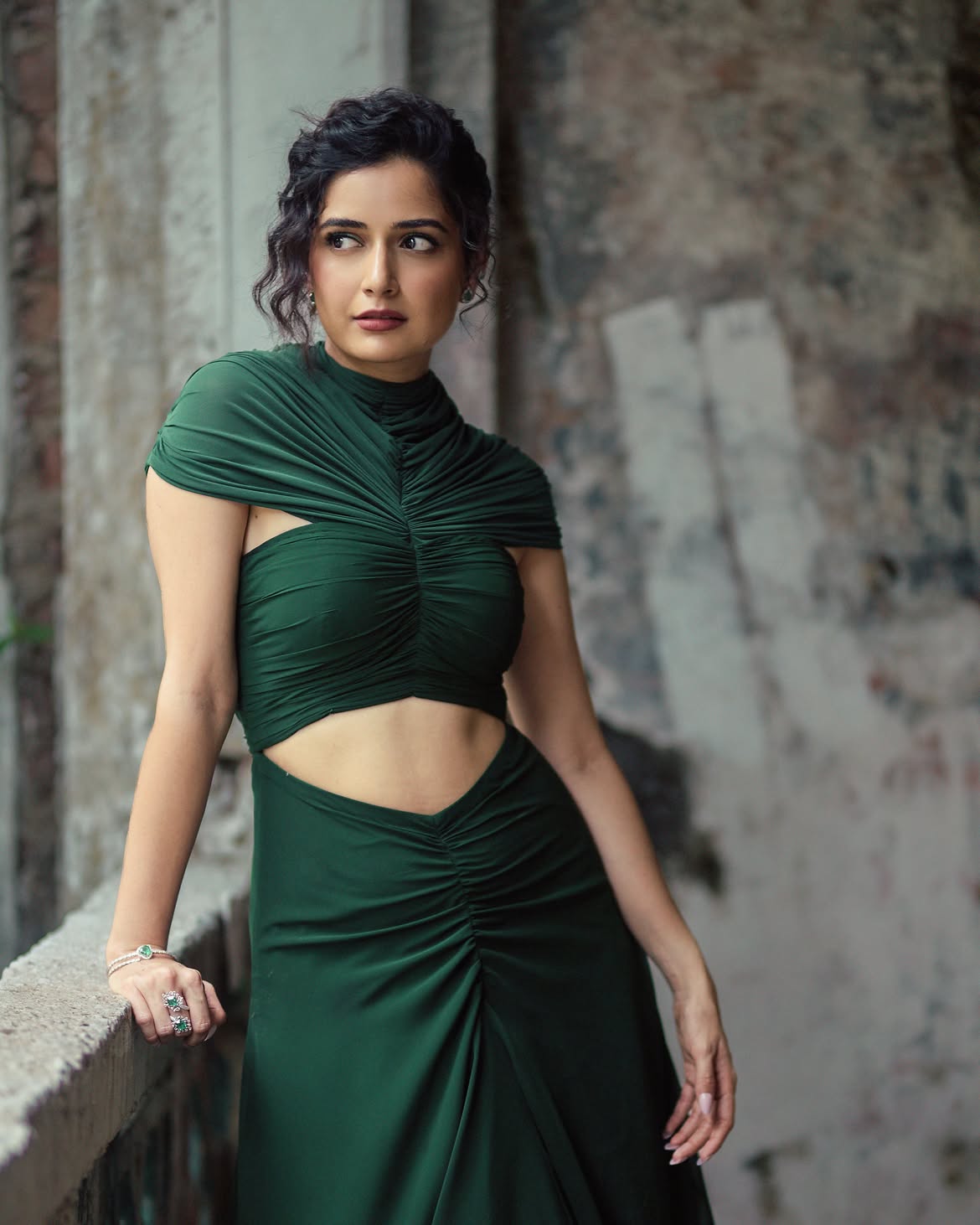 Ashika Ranganath | స్ట్రైప్స్ సారీలో ఆషికా రంగనాథ్.. అందంతో చూపు తిప్పుకోనివ్వడం లేదుగా..! - Image 32
