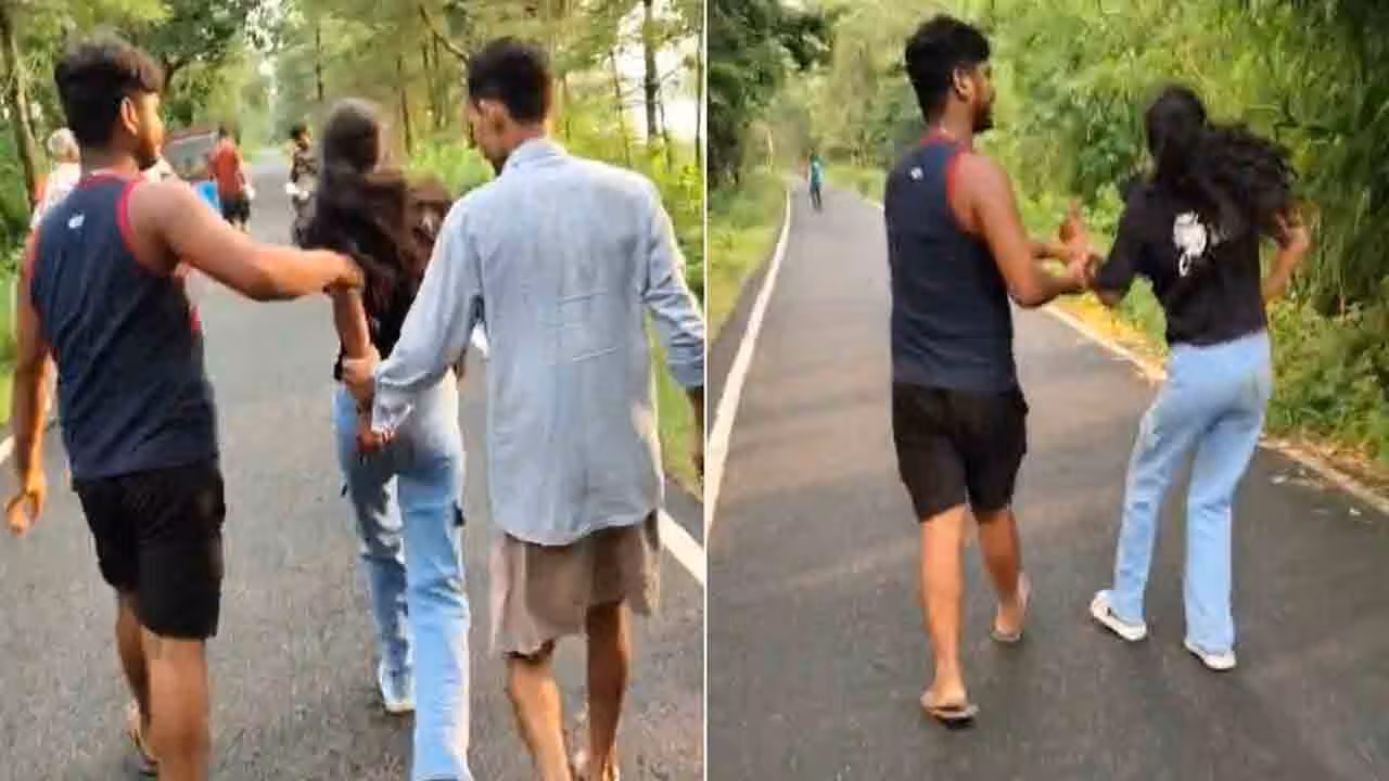 Teen Harassed By Group Of Men | బీహార్లో మరో దారుణం.. నడిరోడ్డుపై యువతిని చుట్టుముట్టి