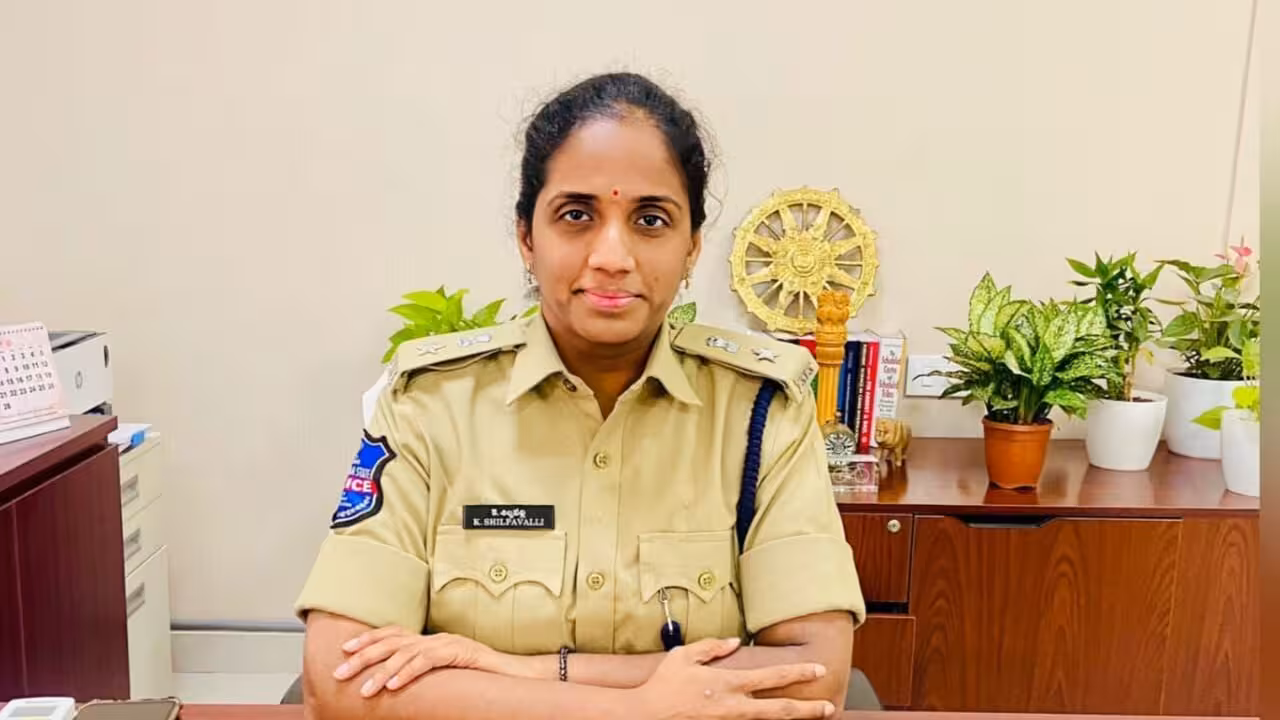 DCP Shilpavalli | టీ షర్ట్స్ తేసేసి.. బనియన్స్పై అసెంబ్లీలోకి వెళ్తామన్నారు.. మేం మహిళల పట్ల అగౌరవంగా ప్రవర్తించలే: డీసీపీ శిల్పవల్లి