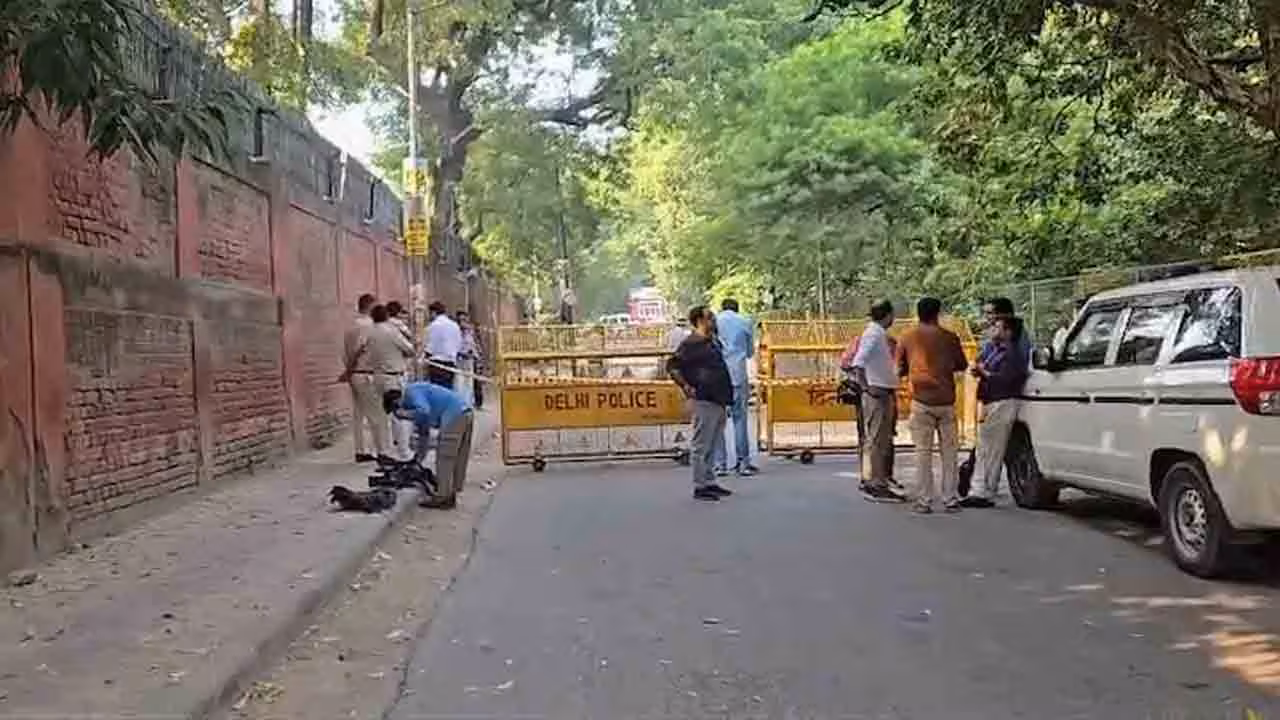 Delhi Park | పోలీసులమని బెదిరించి.. ఢిల్లీ పార్క్లో మైనర్పై గ్యాంగ్ రేప్.. 10 రోజుల్లో నాలుగో ఘటన