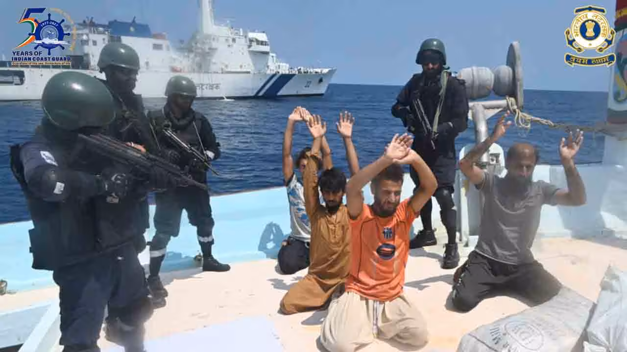 Indian Coast Guard | అరేబియా సముద్రంలో రూ.3వేల కోట్ల డ్రగ్స్ సీజ్ చేసిన ఇండియన్ కోస్ట్ గార్డ్.. ఐదుగురు పాక్ జాతీయులు అరెస్ట్