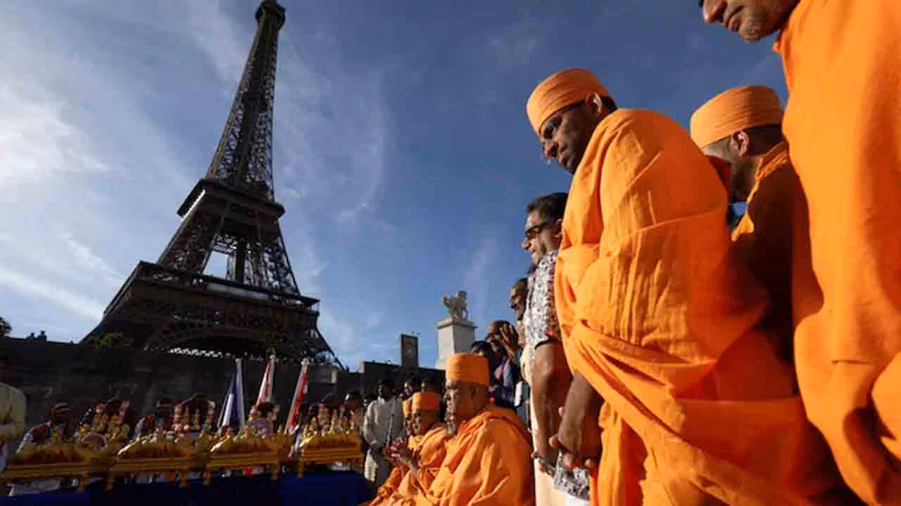 Eiffel Tower | హిందూ బృందం సందర్శనపై వివాదం.. మూతపడిన ఈఫిల్ టవర్