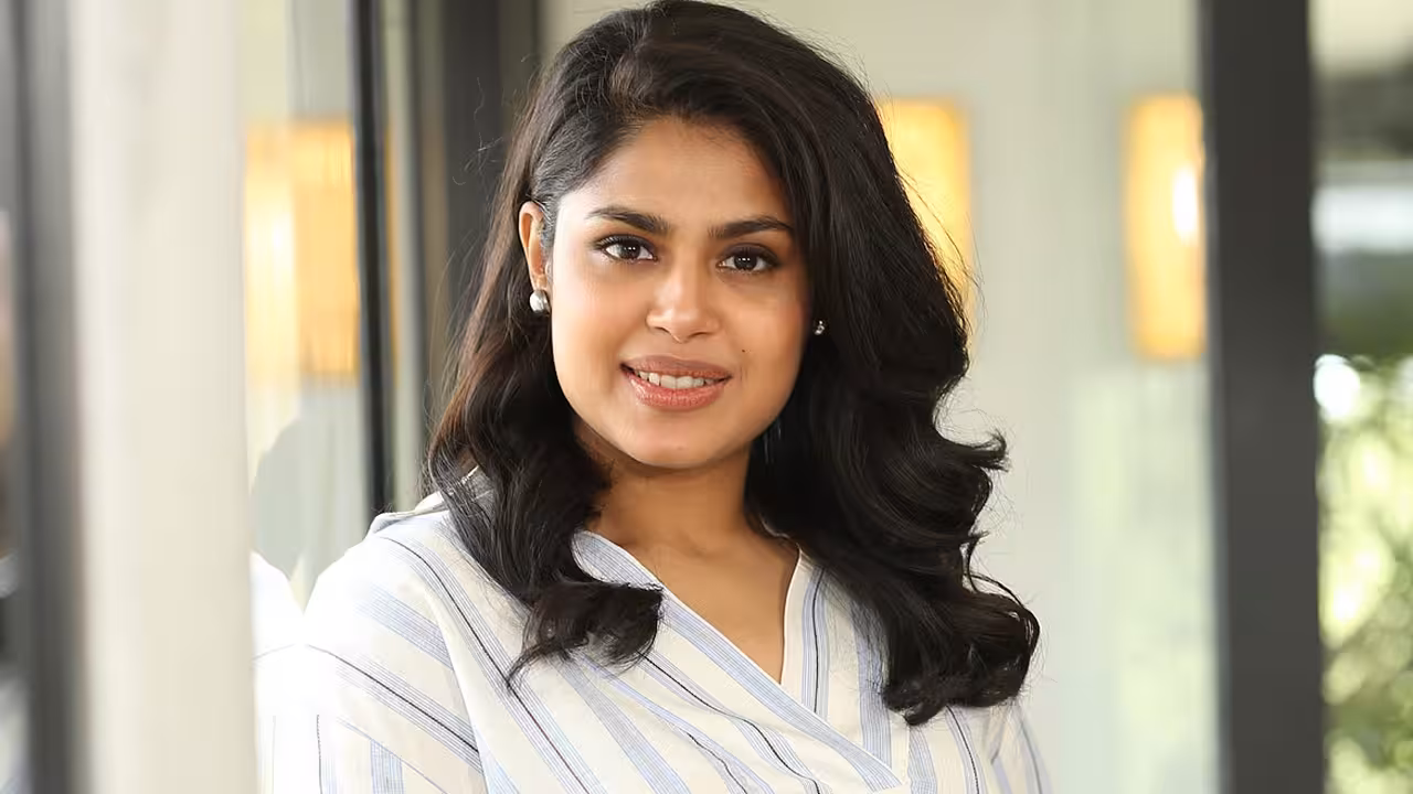 Faria Abdullah | డైరెక్షన్ వైపు ఫరియా చూపు.. స్క్రిప్ట్ పనిలో చిట్టీ బిజీబిజీ..!