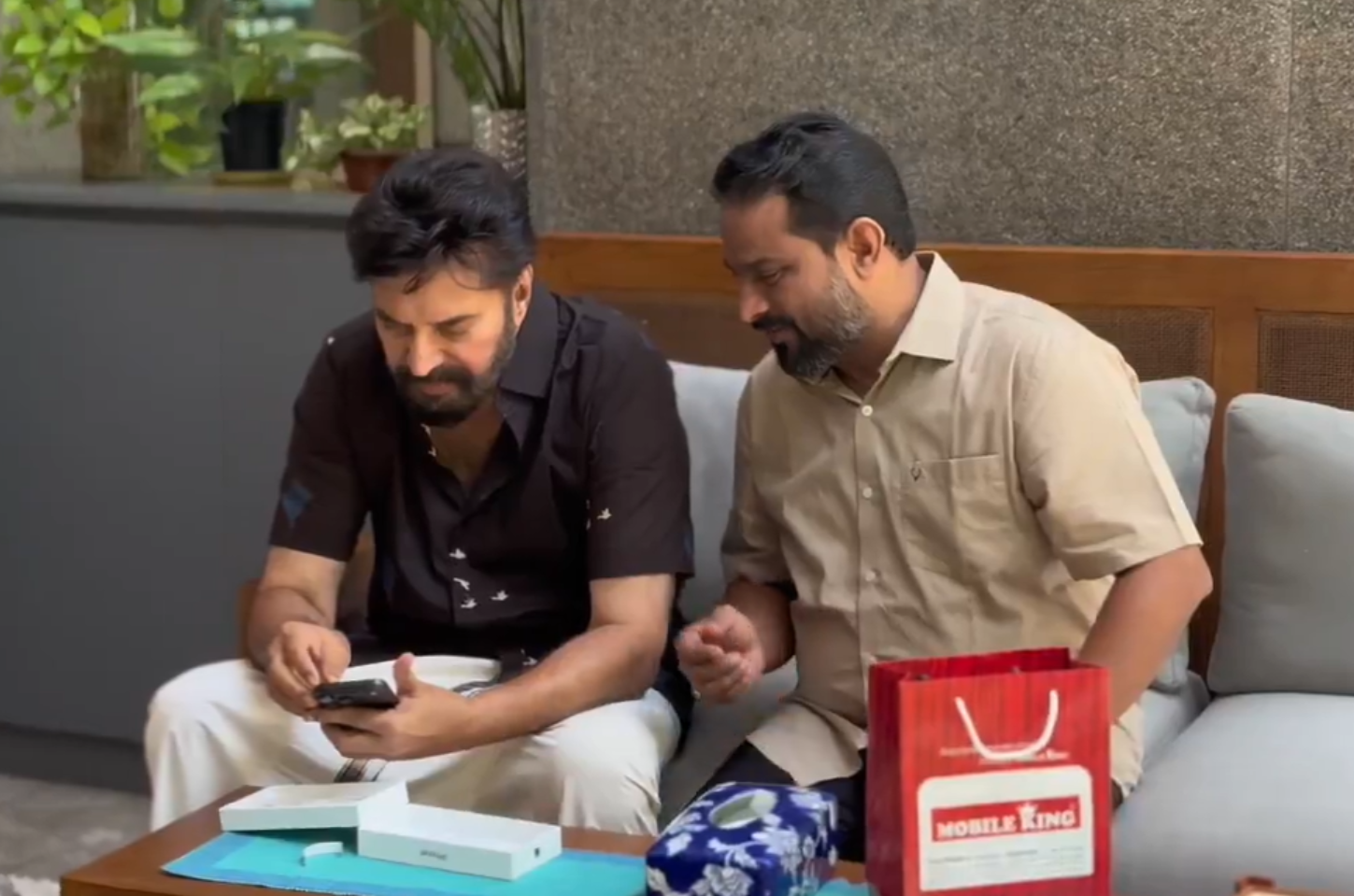 IPhone 18 | ఐ ఫోన్ 18తో సెలిబ్రిటీలు – ట్రెండ్ అవుతోన్న ఫొటోలు - Image 2