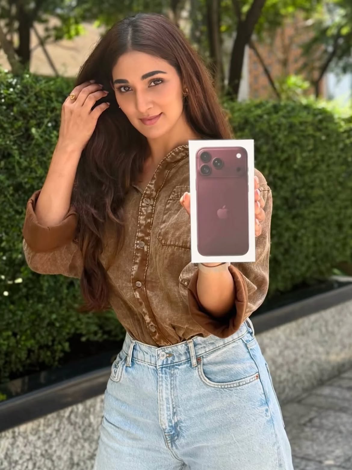 IPhone 18 | ఐ ఫోన్ 18తో సెలిబ్రిటీలు – ట్రెండ్ అవుతోన్న ఫొటోలు - Image 4
