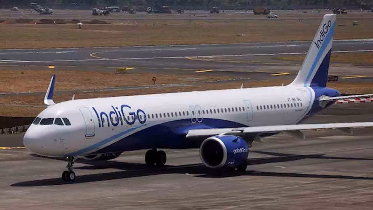 IndiGo | విమానం గాల్లో ఉండగా ఇంజిన్లో సమస్య.. ప్రయాణికుల్లో టెన్షన్