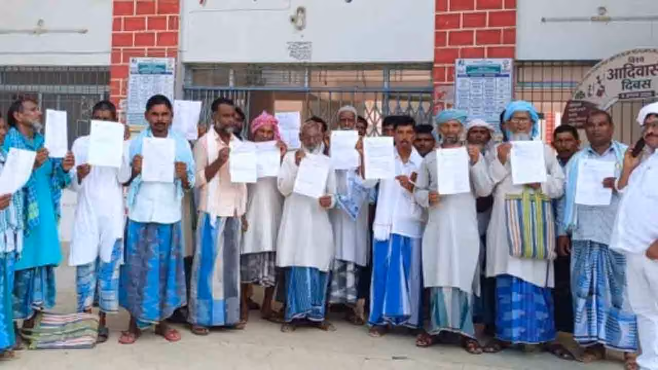 Jharkhand SIR | జార్ఖండ్లో SIR వివాదం.. ఓటర్ల జాబితా నుంచి మైనారిటీల పేర్లు తొలగింపునకు బీజేపీ ఏజెంట్ల ప్రయత్నం