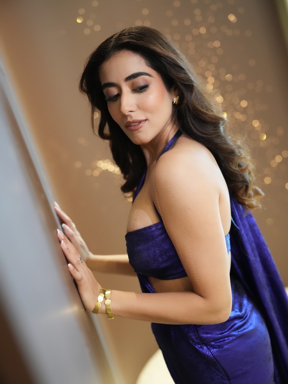 వేవీ హెయిర్, సాఫ్ట్ మేకప్, మినిమల్ జ్యువెలరీతో లుక్లో తళుక్కుమన్నది.