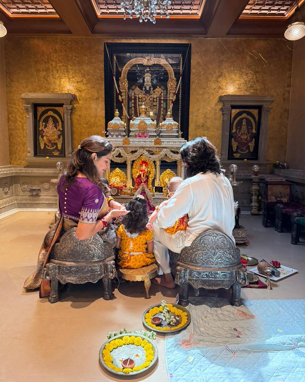 మెగాపవర్ స్టార్ రామ్చరణ్ ఇంట కృష్ణాష్టమి సెలబ్రేషన్స్ వైభవంగా జరిగాయి. రామ్చరణ్, ఉపాసన దంపతుల కవల పిల్లలు శివరామ్, అన్వీర రాధాకృష్ణుల గెటప్లో కనిపించారు. ఈ ఫొటోలు నెటిజన్లను ఆకట్టుకుంటున్నాయి.
