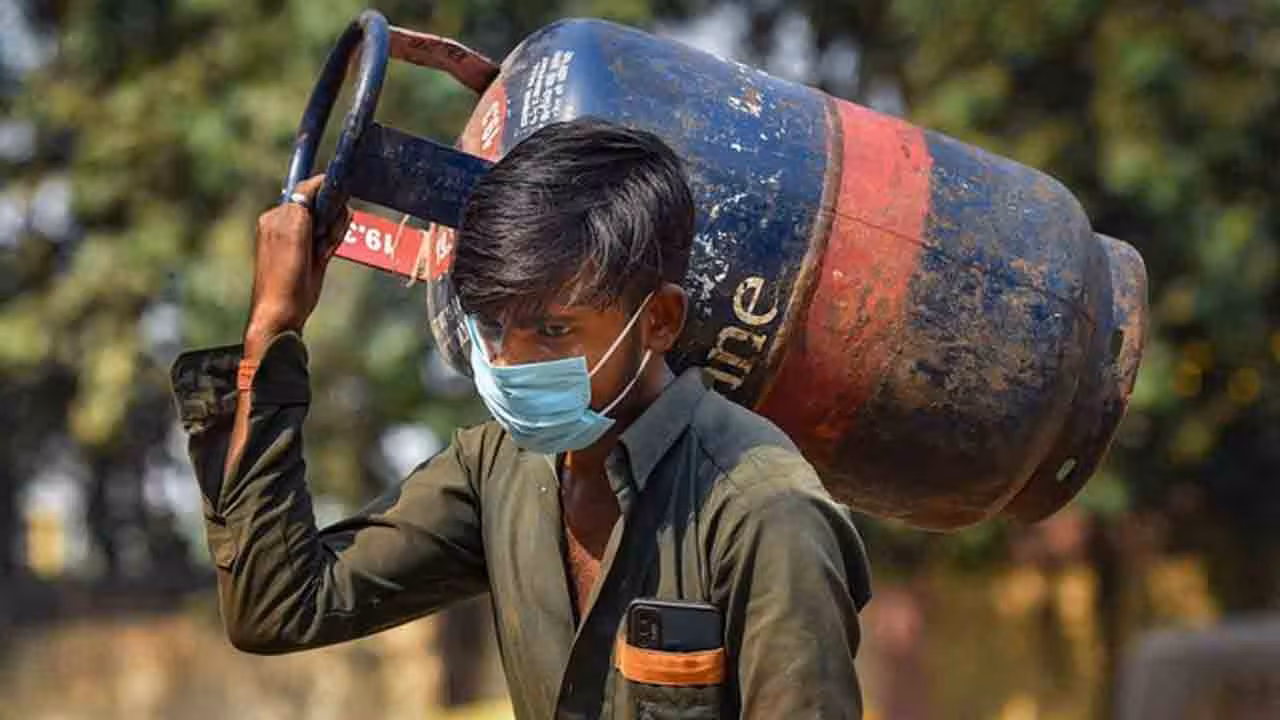Commercial LPG prices hiked | వాణిజ్య సిలిండర్పై మళ్లీ బాదుడు.. సీఎన్జీ, జెట్ ఇంధన ధరలూ పెంపు