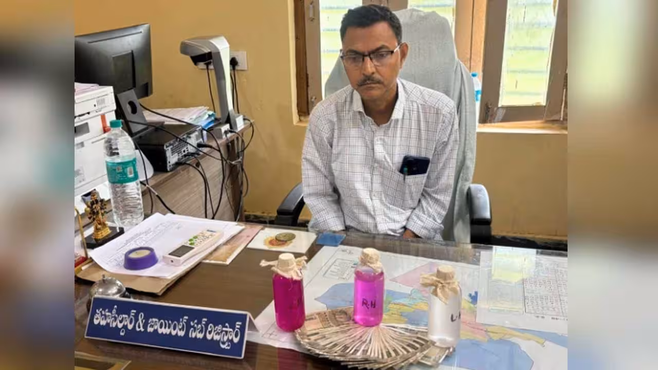ACB Rides | ఏసీబీ వలలో మరో అవినీతి చేప.. రెడ్ హ్యాండెడ్గా పట్టుబడిన తహసీల్దార్