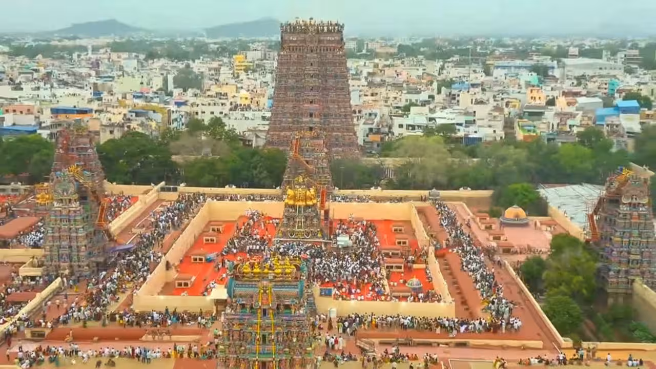 Sri Meenakshi Sundareshwarar Temple | 17 ఏళ్ల తర్వాత అట్టహాసంగా మధురై మీనాక్షి ఆలయ మహా కుంభాభిషేకం.. భక్తకోటితో కిటకిటలాడిన ప్రాంగణం