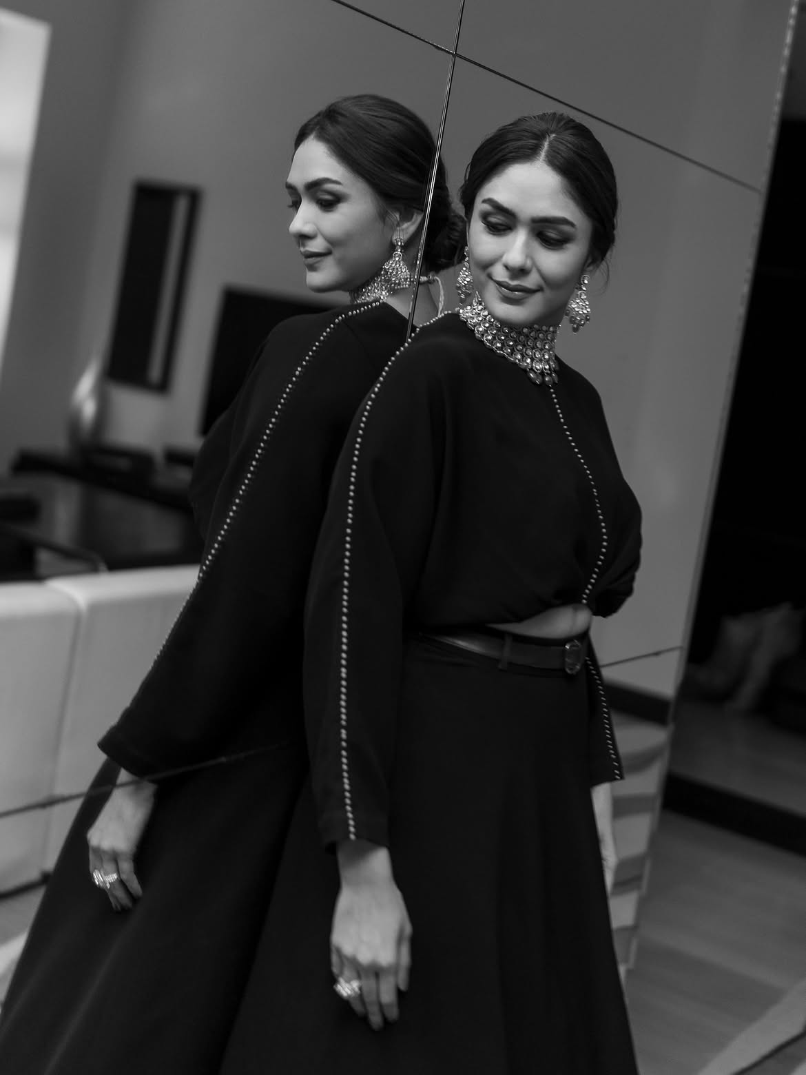 Mrunal Thakur | పూల గౌనులో క్యూట్ ఫొటోలతో కట్టిపడేసిన సీతారామం హీరోయిన్ - Image 2