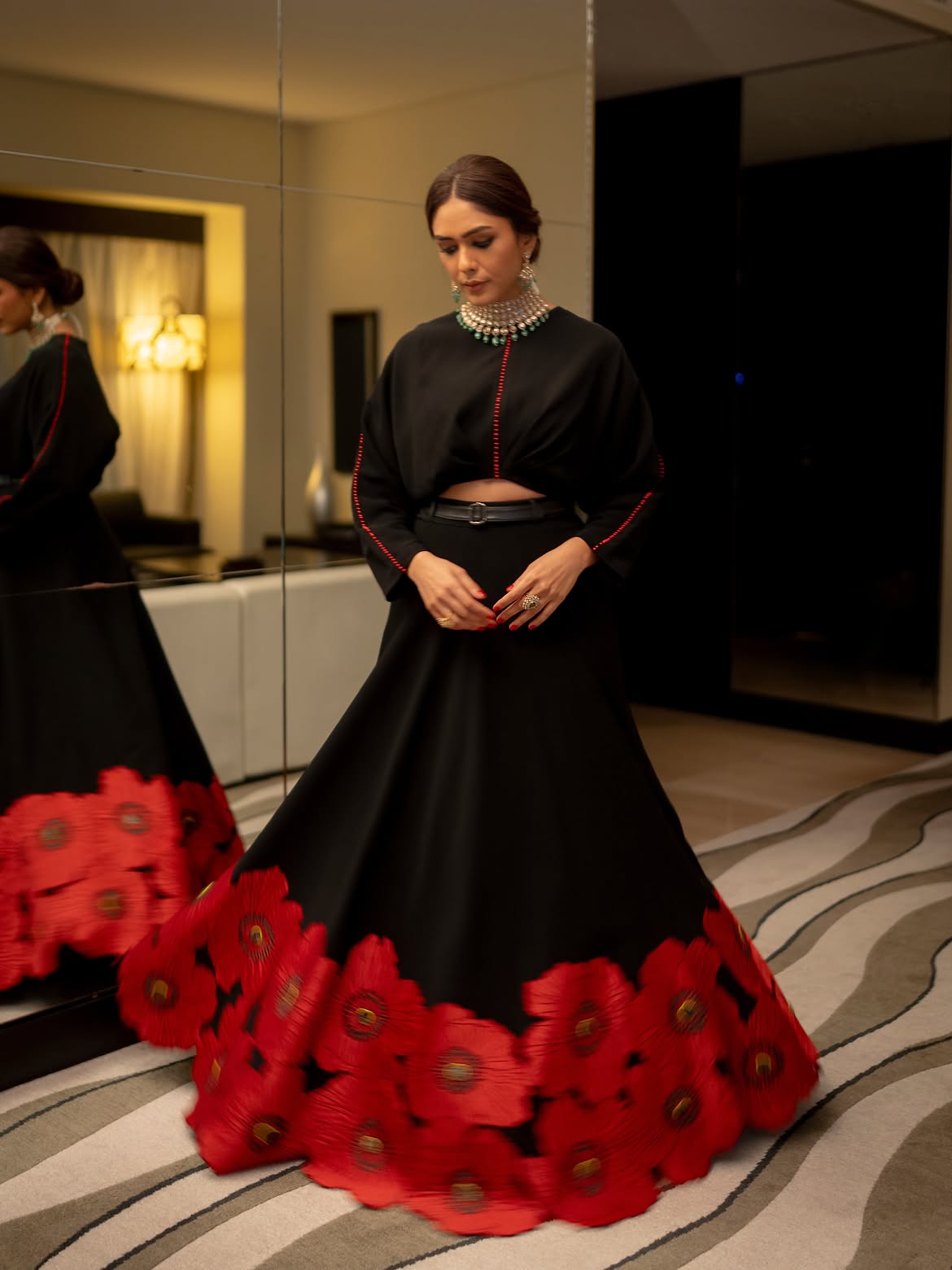 Mrunal Thakur | పూల గౌనులో క్యూట్ ఫొటోలతో కట్టిపడేసిన సీతారామం హీరోయిన్ - Image 1