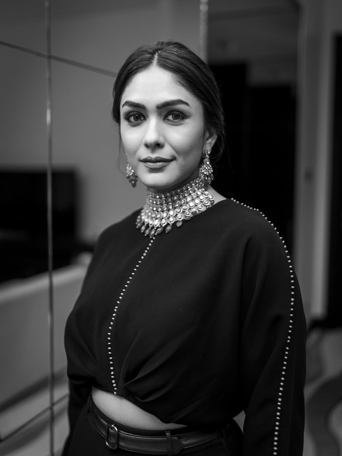 Mrunal Thakur | పూల గౌనులో క్యూట్ ఫొటోలతో కట్టిపడేసిన సీతారామం హీరోయిన్ - Image 6