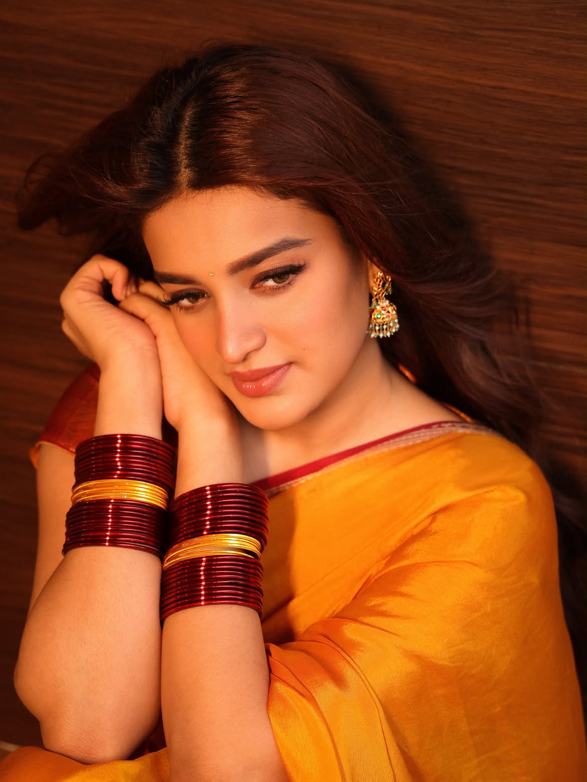 వేవీ హెయిర్ను వదులుగా వేసుకుని కెమెరా ముందు గ్రేస్ఫుల్ పోజులిచ్చింది. ట్రెడిషనల్ ఎలిగెన్స్కు గ్లామర్ను జోడించిన నిధి లుక్.. ఫెస్టివ్ వైబ్ను తలపిస్తోంది.