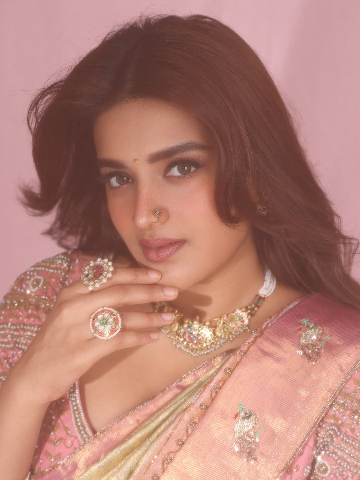 Nidhhi Agerwal | టాలీవుడ్ బ్యూటీ నిధి అగర్వాల్ తన లేటెస్ట్ ఫొటోషూట్తో మరోసారి ఆకట్టుకుంది. పింక్ బ్యాక్గ్రౌండ్లో తీసిన ఈ ఫొటోల్లో పూర్తి ట్రెడిషనల్ లుక్లో దర్శనమిచ్చింది.