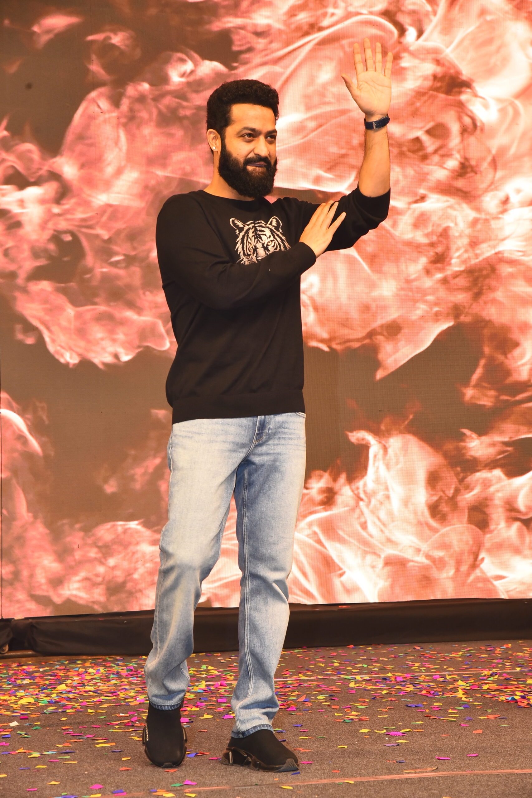 Ntr | డోంట్ ట్రబుల్ ది ట్రబుల్ ప్రీ రిలీజ్ ఈవెంట్ ఫొటోలు – జూనియర్ ఎన్టీఆర్ స్టైలిష్ ఎంట్రీ - Image 1