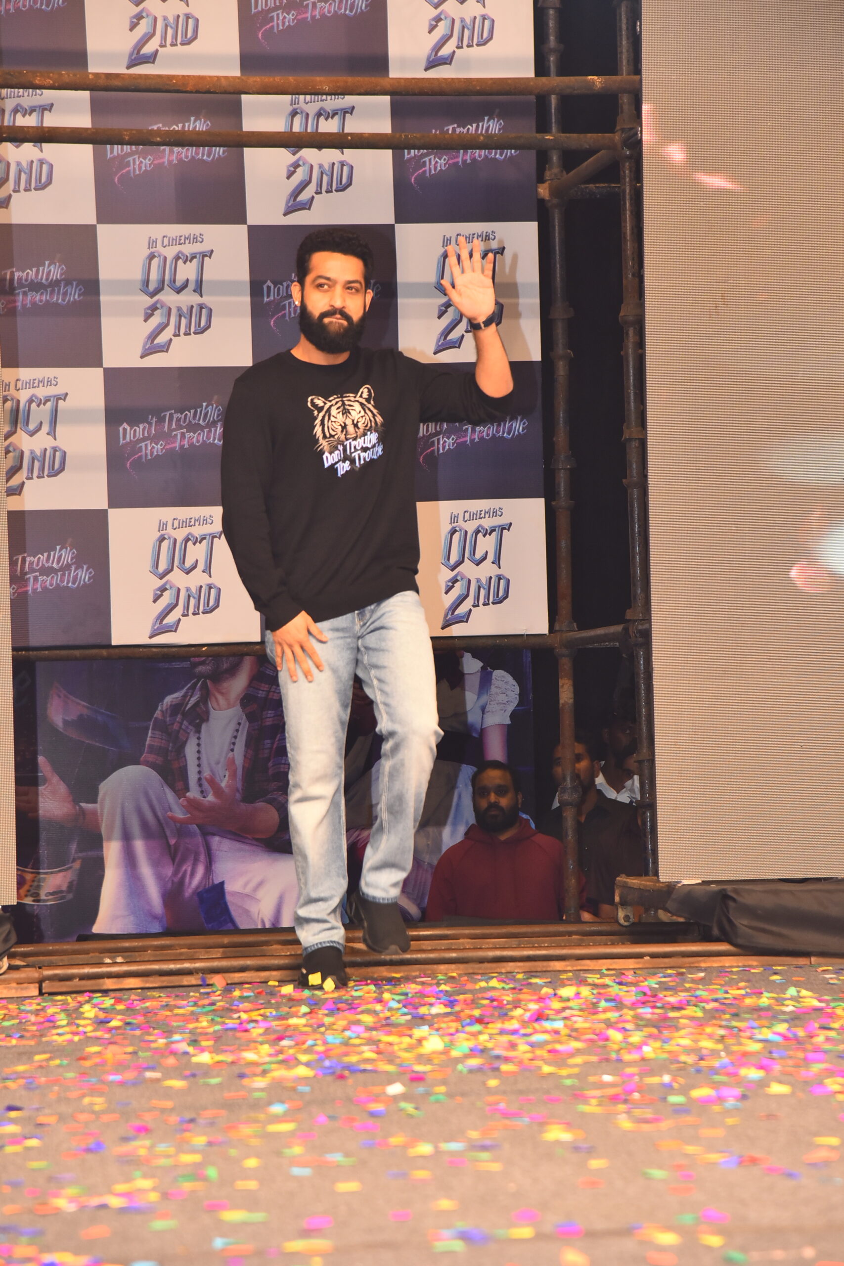 Ntr | డోంట్ ట్రబుల్ ది ట్రబుల్ ప్రీ రిలీజ్ ఈవెంట్ ఫొటోలు – జూనియర్ ఎన్టీఆర్ స్టైలిష్ ఎంట్రీ - Image 6