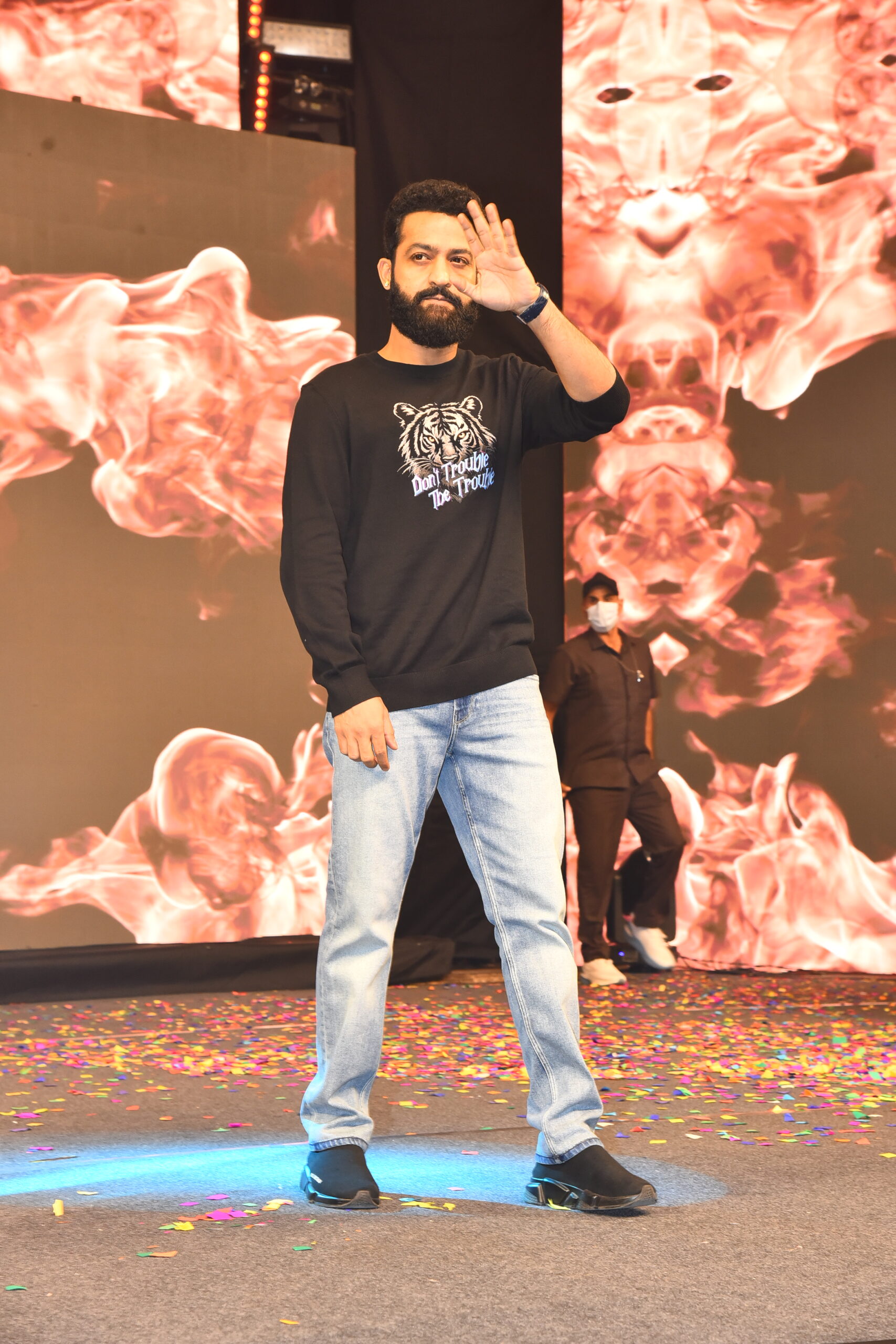 Ntr | డోంట్ ట్రబుల్ ది ట్రబుల్ ప్రీ రిలీజ్ ఈవెంట్ ఫొటోలు – జూనియర్ ఎన్టీఆర్ స్టైలిష్ ఎంట్రీ - Image 5