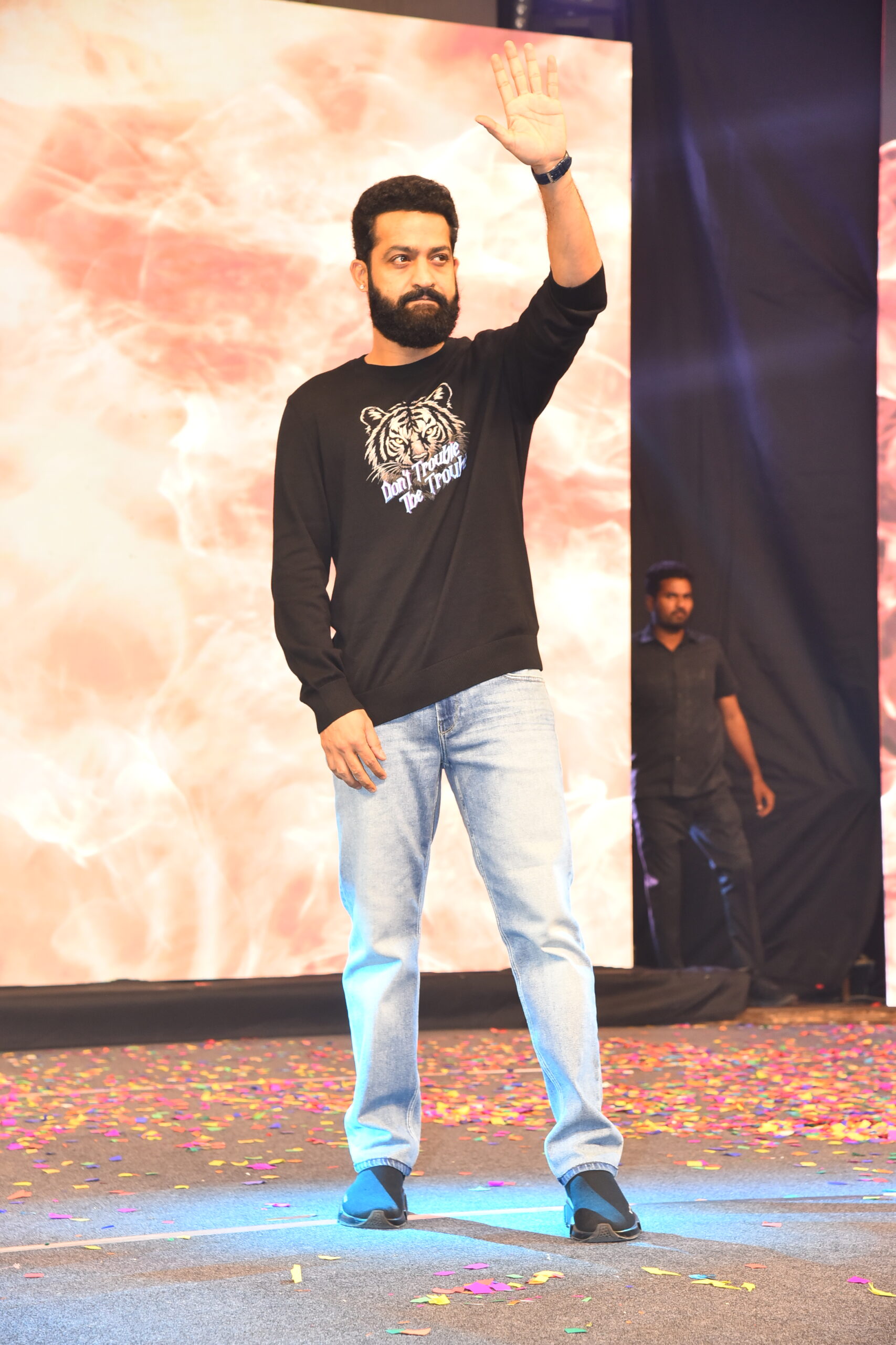 Ntr | డోంట్ ట్రబుల్ ది ట్రబుల్ ప్రీ రిలీజ్ ఈవెంట్ ఫొటోలు – జూనియర్ ఎన్టీఆర్ స్టైలిష్ ఎంట్రీ - Image 4